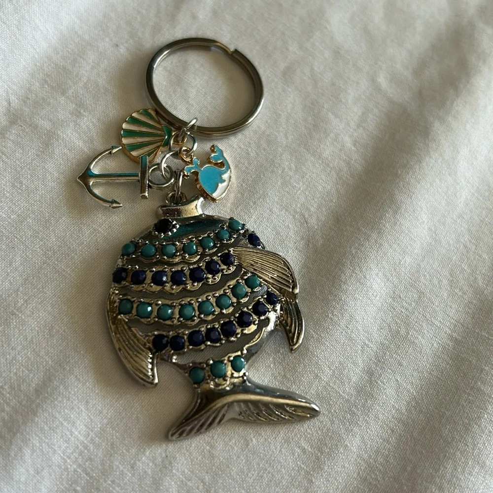 Silver keychain with Fish theme‎ charms